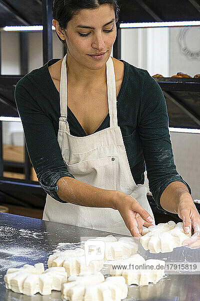 Lateinamerikanische Bäckereibesitzerin bei der Herstellung von Gebäck