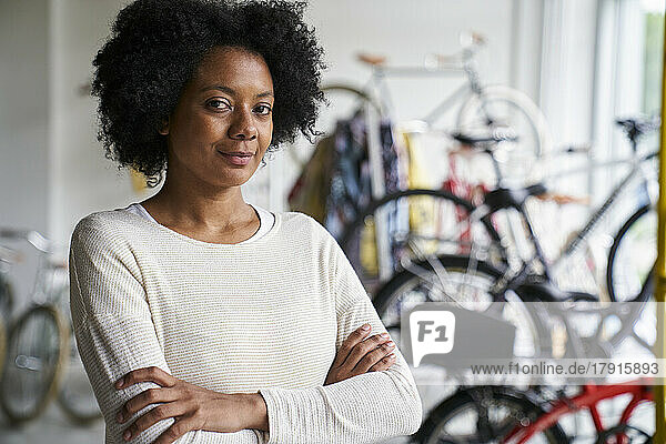Porträt einer afroamerikanischen Fahrradladenbesitzerin in der Mitte der Aufnahme