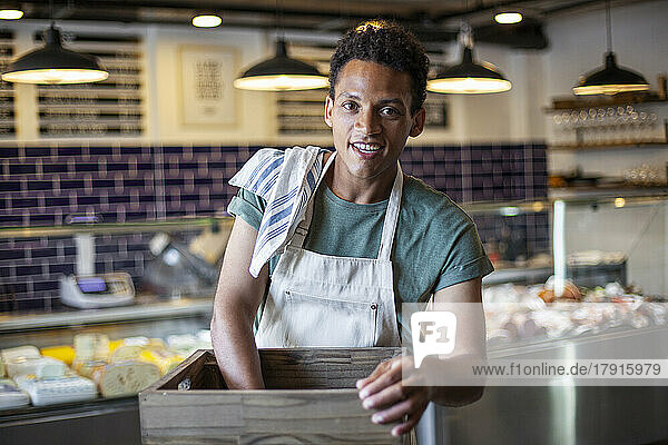 Junger lateinamerikanischer Mann arbeitet in einem Lebensmittelladen