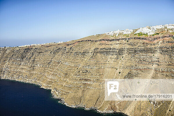 Luftaufnahme einer Stadt an der Spitze einer steilen Klippe auf der Insel Egeo  weiß getünchte Häuser an der Klippe.