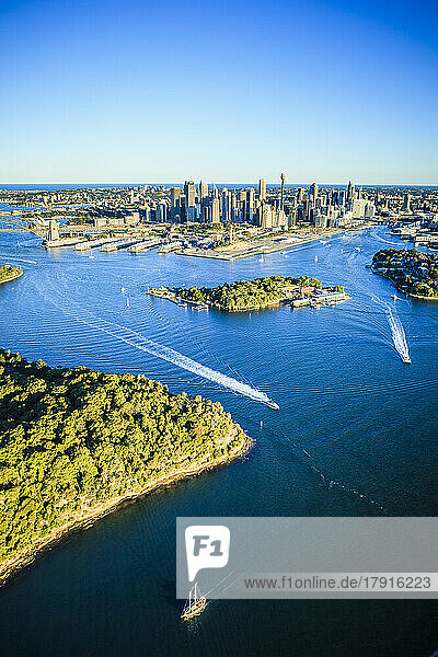 Luftaufnahme der Stadt Sydney  der Wasserkanäle und der Küstenlinie mit Inseln und Bootsverkehr.
