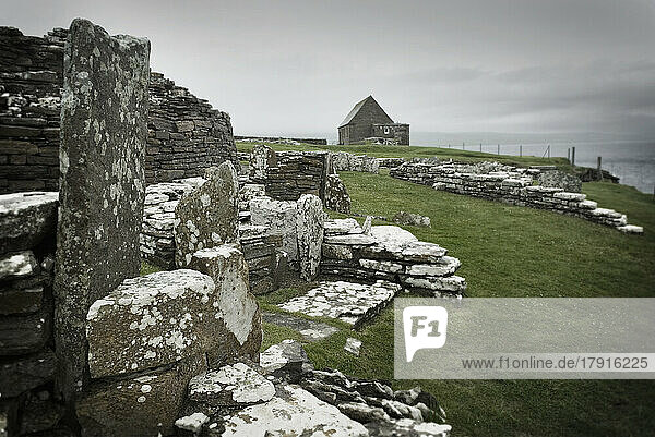 Alte Häuser und Steine im Broch von Gurness  einer eisenzeitlichen Siedlung auf Orkney.