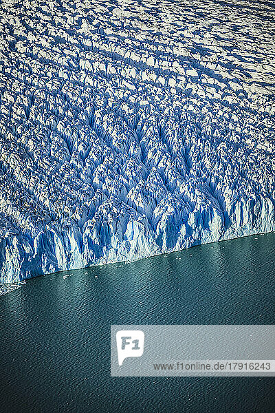 Der Perito-Moreno-Gletscher  Luftaufnahme des Gletscherendes und des Wassers des Ozeans.