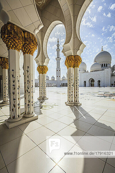Die Sheikh-Zayed-Moschee  der Innenhof und das Äußere der Gebetshalle  moderne Architektur.