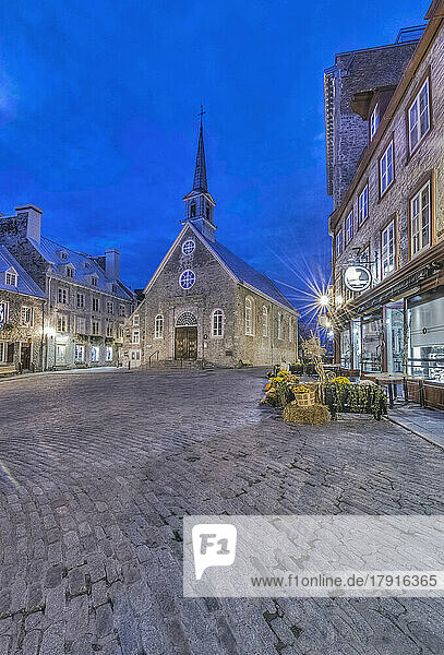 Quebec City,  Altstadt in der Morgendämmerung,  UNESCO-Kulturerbe,  Place Royale,  ein Platz mit Kopfsteinpflaster und die Kirche Notre Dame des Victoires
