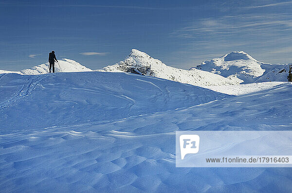Skifahrer auf dem Schnee  Backcountry-Skiing  im Tiefschnee.