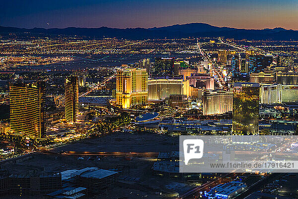 Stadtbild von Las Vegas in der Abenddämmerung.