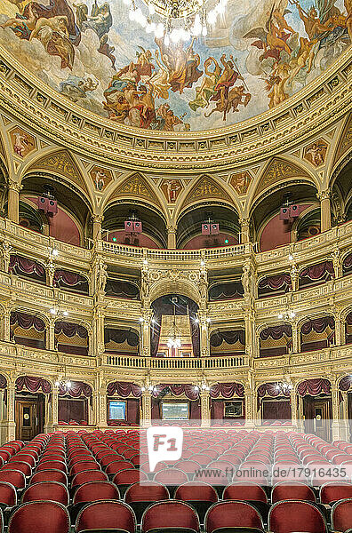 Ungarische Staatsoper  erbaut in den 1880er Jahren  Innenansicht des Zuschauerraums mit Logen und roten Sitzreihen.