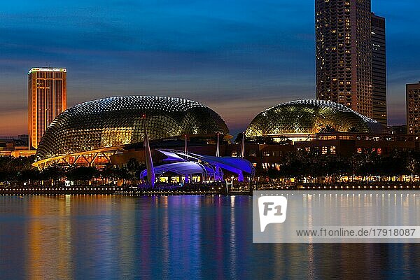 SINGAPUR  8. MAI: Esplanade â Theatres on the Bay Konzertsaal (auch Spitzname Durian) an der Waterfront  Marina Bay am 8. Mai 2011 in Singapur am Abend. Die Esplanade ist eines der weltweit meistbesuchten Kunstzentren  Marina  Singapur  Singapur  Asien