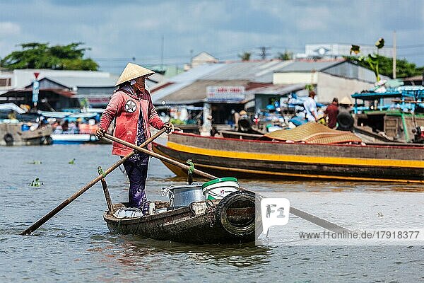 CAN THO  VIETNAM  4. JUNI  2011: Unbekannte Frau auf einem schwimmenden Markt im Mekong-Delta. Die Märkte von Cai Rang und Cai Be sind die zentralen Märkte im Delta und wurden zu beliebten Touristenzielen