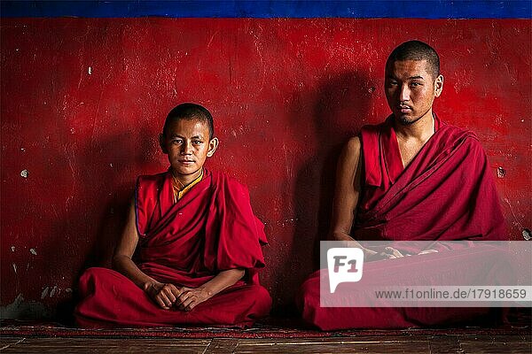 DISKIT  INDIEN  12. SEPTEMBER 2012: Nicht identifizierte erwachsene und kindliche tibetisch-buddhistische Mönche in der Diskit-Gompa (Kloster) während des Gebets  Nubra-Tal  Ladakh  Indien  Asien