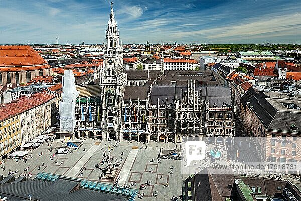 MÜNCHEN  DEUTSCHLAND  10. MAI 2012: Luftaufnahme von München  Marienplatz  Neues Rathaus und Frauenkirche von der Peterskirche aus. München  Deutschland  Europa