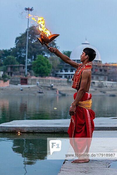 UJJAIN  INDIEN  23. APRIL 2011: Brahmane bei der Aarti-Pooja-Zeremonie am Ufer des heiligen Flusses Kshipra. Aarti ist ein religiöses hinduistisches Ritual der Anbetung  Teil der Puja  bei dem einer oder mehreren Gottheiten Licht dargebracht wird