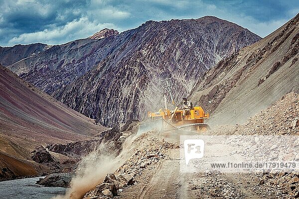 LADAKH  INDIEN  10. SEPTEMBER 2011: Bulldozer reinigt Straße nach Erdrutsch im Himalaya. Ladakh  Jammu und Kaschmir  Indien  Asien