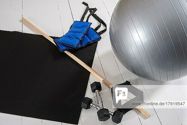 Trainingsgeräte  Fitball  Fitnessgewichte  Hanteln  Gummiband  Yogamatte und Gymnastikstab