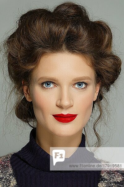 Porträt eines schönen sexy Mode-Modells. Hochzeits-Make-up und Haare. Rote matte Lippen  blaue Augen