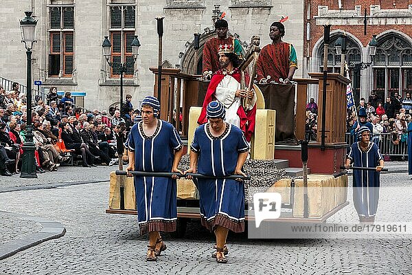 BRUGES  BELGIEN  17. MAI: Jährliche Heilig-Blut-Prozession am Himmelfahrtstag. Einheimische führen Dramatisierungen von biblischen Ereignissen  König David Charakter. 17. Mai 2012 in Brügge (Brugge)  Belgien  Europa
