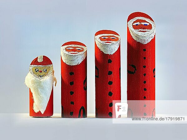Einfacher Weihnachtsmann aus Holz  vier unterschiedlich große stehen nebeneinander  einer lächelt  leicht gebastelt  DIY  do it yourself