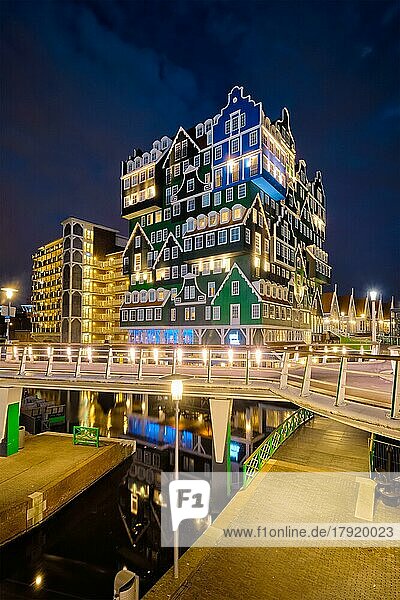 ZAANDAM  NIEDERLANDE  21. MAI 2018: Das Inntel Hotel in Zaandam ist bei Nacht beleuchtet. Das Design des 2009 eröffneten 12-stöckigen Hochhauses ist das Ergebnis der Stapelung einer Reihe traditioneller niederländischer Häuser