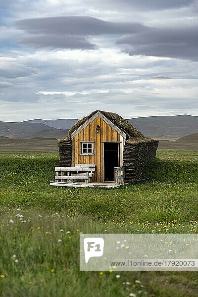 Kleines traditionelles Torfhaus aus Holz mit Gras auf dem Dach  Möðrudalur  isländisches Hochland  Island  Europa
