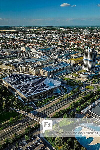 MÜNCHEN  DEUTSCHLAND  08. JULI 2018: Luftaufnahme von BMW Museum und BWM Welt und Werk und München vom Olympiaturm. BMW ist ein berühmter deutscher Luxus-Automobilhersteller