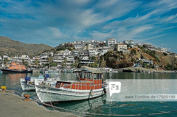 Fischerboote mit Blick auf Agia Galini  Kreta  Griechenland  Europa