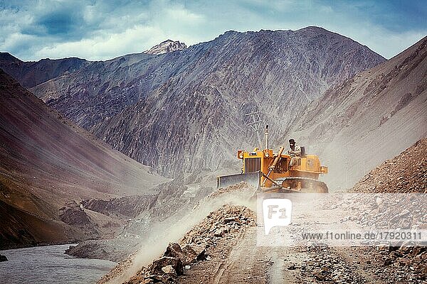 LADAKH  INDIEN  10. SEPTEMBER 2011: Bulldozer reinigt Straße nach Erdrutsch im Himalaya. Ladakh  Jammu und Kaschmir  Indien  Asien