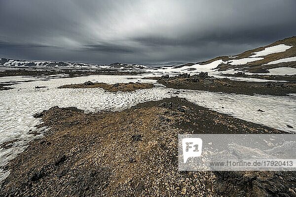 Schneebedeckte Vulkanlandschaft mit Tuffstein und versteinerter Lava  Krater des Vulkans Askja  isländisches Hochland  Island  Europa