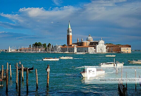 VENEDIG  ITALIEN  27. JUNI 2018: Taxiboote in der Lagune von Venedig am Markusplatz mit der Kirche San Giorgio di Maggiore im Hintergrund in Venedig  Italien von der Ponte della Paglia aus gesehen
