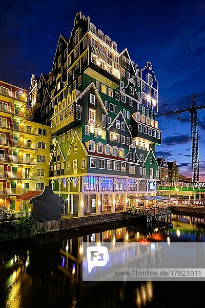 ZAANDAM  NIEDERLANDE  21. MAI 2018: Das Inntel Hotel in Zaandam ist bei Nacht beleuchtet. Das Design des 2009 eröffneten 12-stöckigen Hochhauses ist das Ergebnis der Stapelung einer Reihe traditioneller niederländischer Häuser