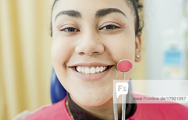 Dental Lächeln junge Frau mit Zahnarzt Werkzeuge. Patient mit perfektem Lächeln mit Dental Explorer und Spiegel  Perfektes Lächeln der Frau mit Zahnarzt Werkzeugen  Konzept des perfekten Lächelns und Zahngesundheit
