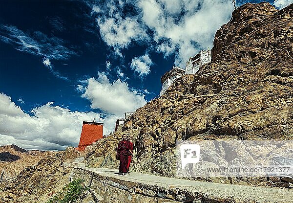 LEH  INDIEN  3. SEPTEMBER 2011: Zwei buddhistische Mönche gehen in der Nähe der Namgyal Tsemo Gompa in Leh