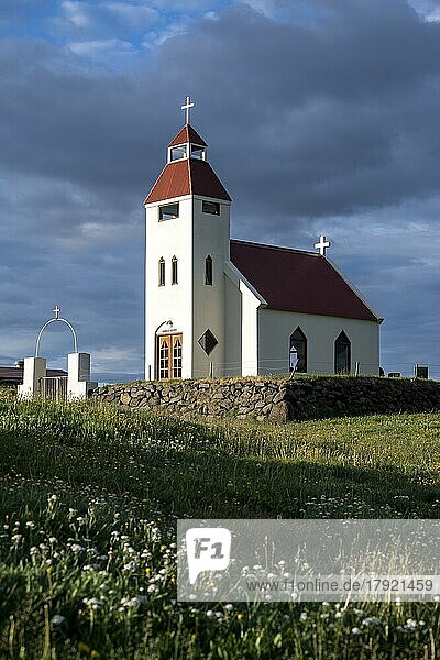 Kirche im Abendlicht  Möðrudalur  isländisches Hochland  Island  Europa