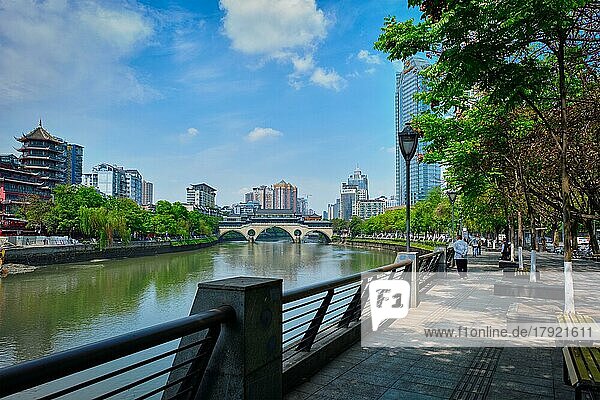CHENGDU  CHINA  15. APRIL 2018: Uferkai des Jin-Flusses und Anshun-Brücke in Chengdu  Sichuan  China  Asien