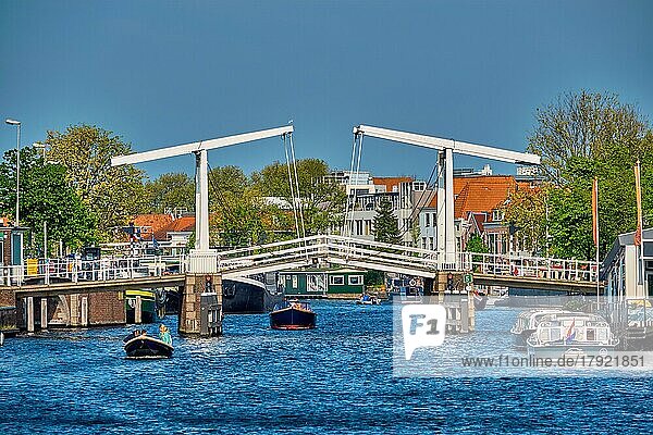 HAARLEM  NIEDERLANDE  6. MAI 2017: Boot unter Gravestenenbrug Brücke berühmte touristische Wahrzeichen auf Spaarne Fluss in Haarlem  Niederlande passieren