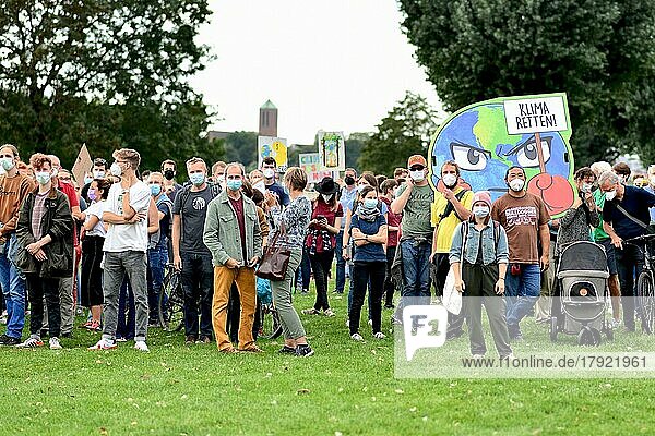 Teilnehmer der Global Climate Strike Demonstration mit Gesichtsmasken  Heidelberg  Deutschland  Europa