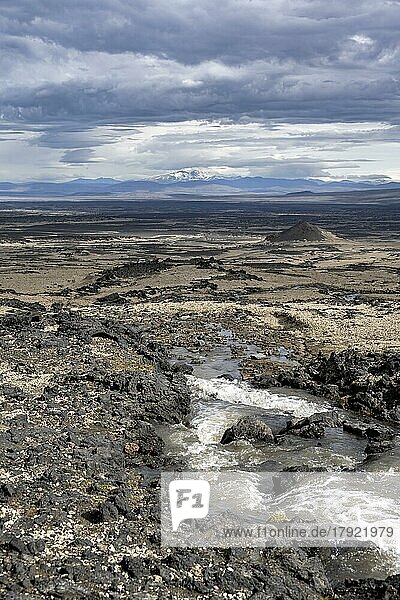 Fluss fließt durch Vulkanlandschaft  vulkanische Felsen und Tuffstein  karge Landschaft  Vatnajökull-Nationalpark  Isländisches Hochland  Island  Europa