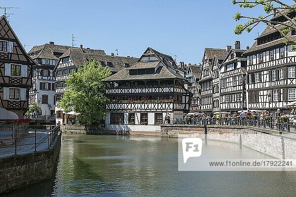 Fachwerkhäuser im Gerberviertel an der Ill  La Petite France  UNESCO Weltkulturerbe  Straßburg  Elsaß  Frankreich  Europa