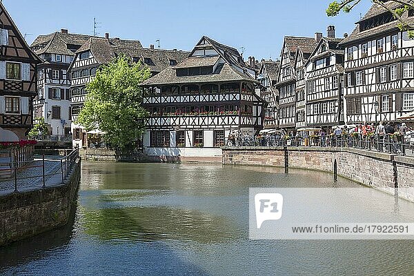 Fachwerkhäuser im Gerberviertel an der Ill  La Petite France  UNESCO Weltkulturerbe  Straßburg  Elsaß  Frankreich  Europa