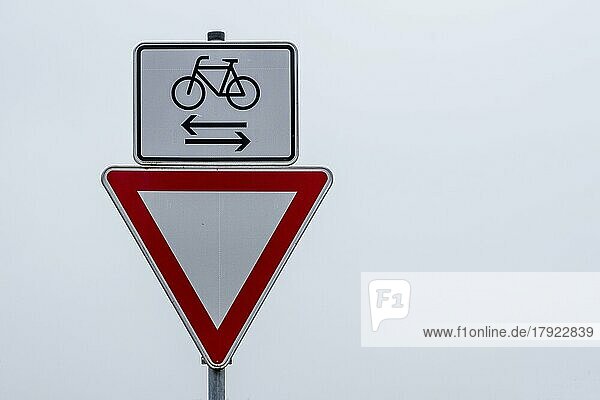 Verkehrsschild  Vorfahrt achten  Zusatzschild Radfahrer in beide Richtungen  Münsterland  Nordrhein-Westfalen  Deutschland  Europa