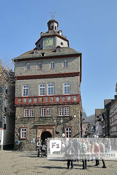 Historisches Rathaus erbaut 1590 und Touristen  Menschengruppe  Marktplatz  Herborn  Hessen  Deutschland  Europa