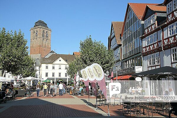 Fußgängerzone am Linggplatz und Turm der Stadtkirche in Bad Hersfeld  Hessen  Deutschland  Europa