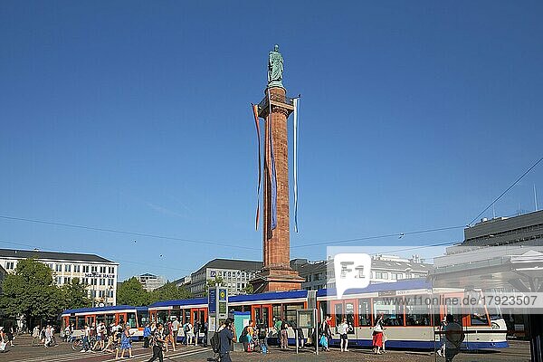 Luisenplatz mit Ludwigsmonument mit Straßenbahn Haltestelle  Menschengruppe  Obelisk  Säule  Denkmal  Darmstadt  Bergstraße  Hessen  Deutschland  Europa