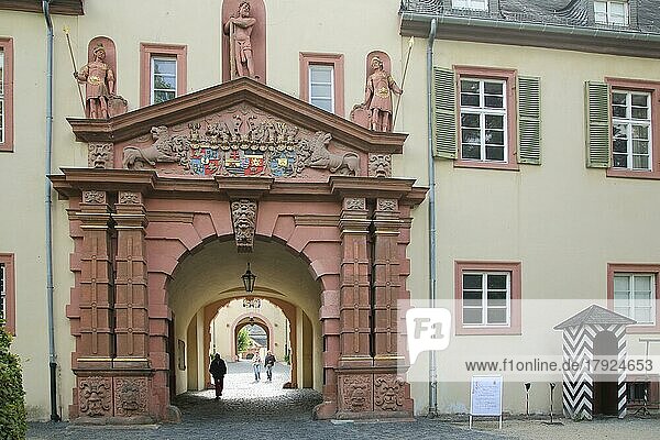 Portal und Eingang mit Wappen  Figuren und Verzierungen am Schloss  Durchgang  Torbogen  Wachhäuschen  Bad Homburg  Taunus  Hessen  Deutschland  Europa