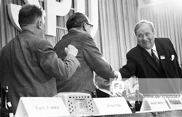 Der Parteitag der SPD vom 1. -5-6. 1966 in der Dortmund Westfalenhalle. Alfred Nau  Herbert Wehner  Carlo Schmid von l  Deutschland  Europa