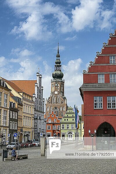 Die Altstadt von Greifswald mit dem Dom St. Nikolai  Mecklenburg-Vorpommern  Deutschland  Europa