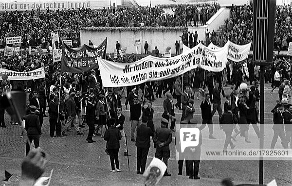 DDR  Deutsche Demokratische Republik  Berlin (Ost) : Das Deutschlandtreffen der Freien Deutschen Jugend (FDJ) der DDR mit gesamtdeutscher Beteiligung am 16. 5. 1964 in Ost-Berlin