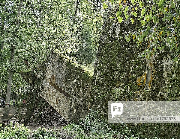 Ruinen der Wolfsschanze (auch Wolfschanze oder Görlitz)  dem militärischen Lagezentrum des Führungsstabes der deutschen Wehrmacht. Die Wolfschanze ist heute ein Museum. Gierloz  Ketrzyn  Ermland-Masuren  Polen  Europa