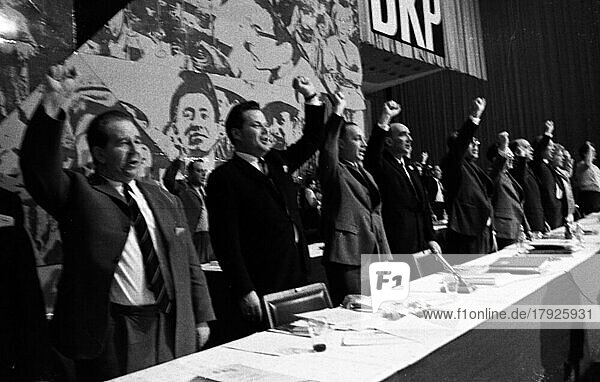 Der 1. Parteitag der mit SED-Unterstützung in der Bundesrepublik wieder zugelassenen kommunistischen Partei DKP fand am 12. -13. 4. 1969 in der Grugahalle in Essen statt. Herbert Mies  Manfred Kapluck  Kurt Bachmann  Karl-Heinz Noetzel N. N. von l. n. r  Deutschland  Europa