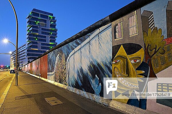 East Side Gallery am frühen Morgen  Wandmalerei von Künstler Jim Avignon und Freunde sowie Kani Alavi  Berliner Mauer  Berlin  Deutschland  Europa